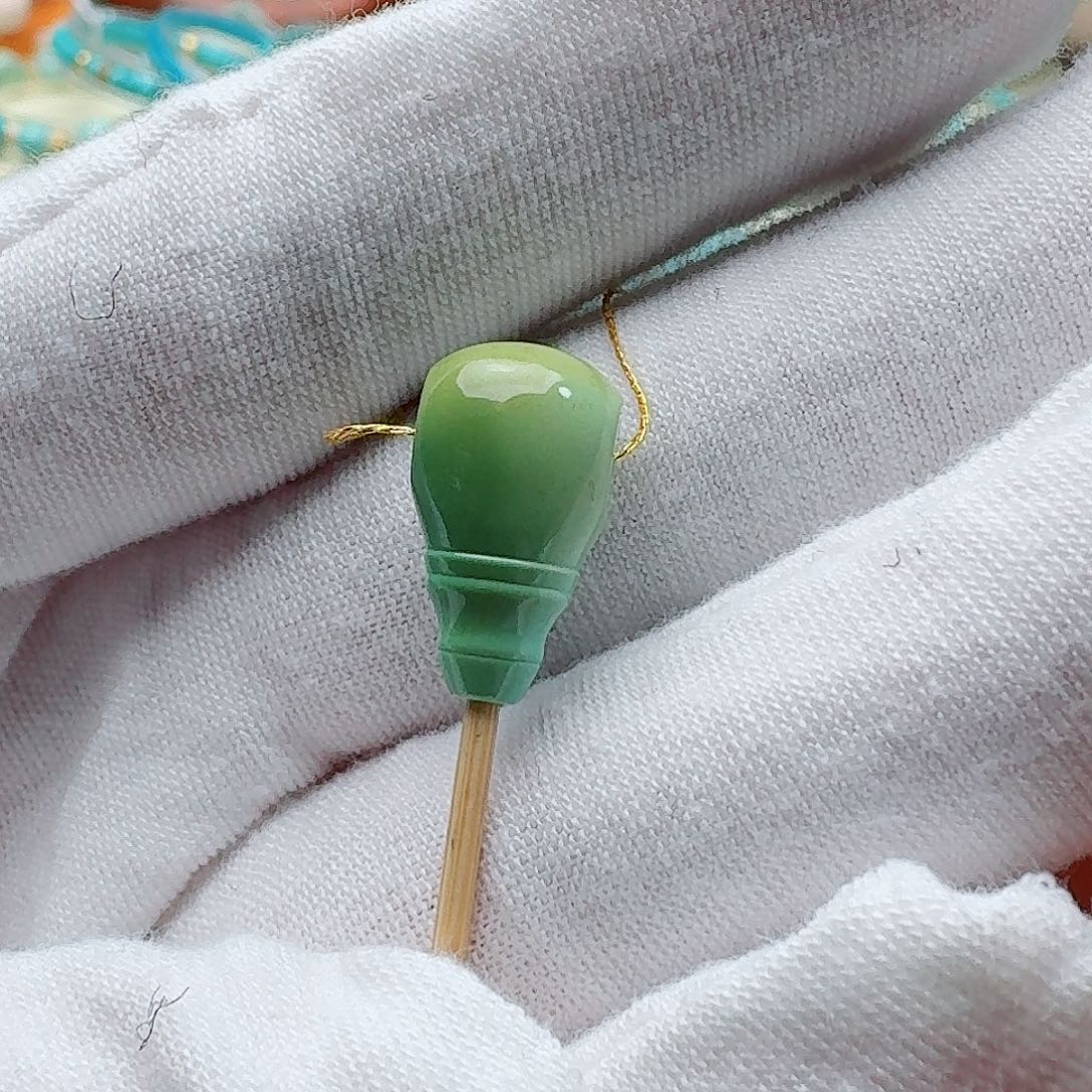 绿松石未镶嵌三彩三通 对孔9.1