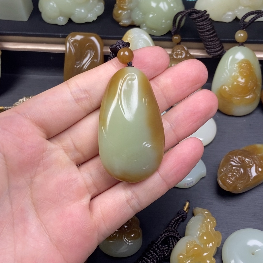 马***龙和田玉（糖玉）未镶嵌颈饰