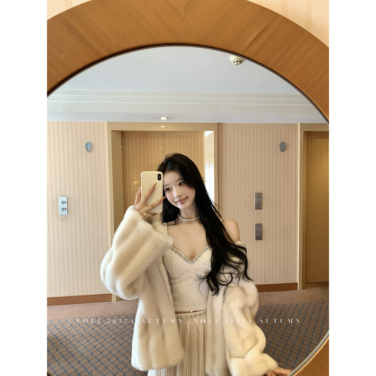 YOLI张宥利 "银星絮语"杏色V领吊带背心女冬季高级感百搭显瘦上衣