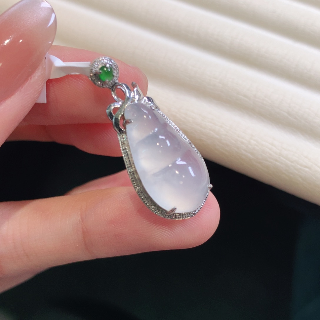 翡翠颈饰18K金镶嵌福豆