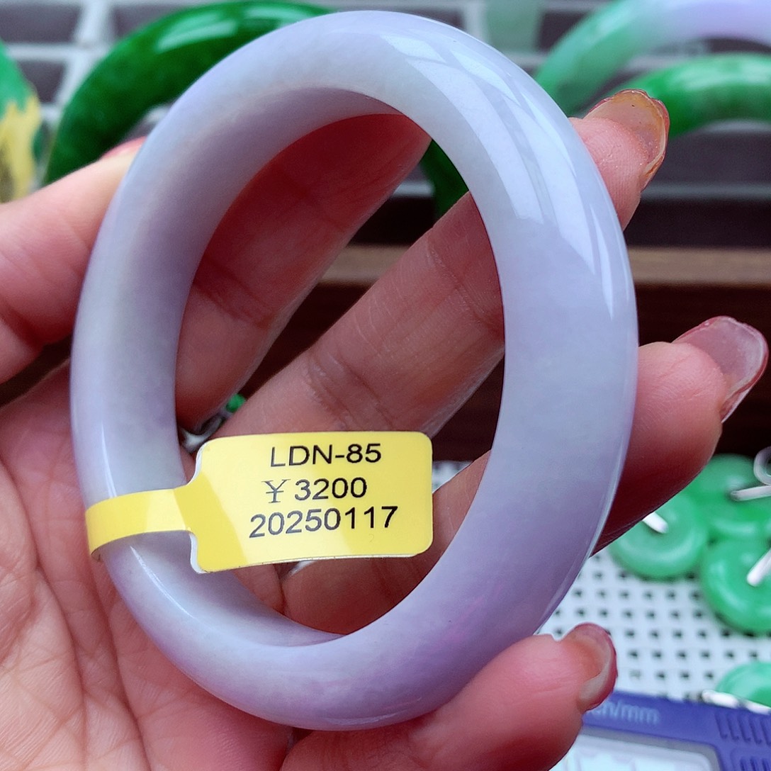 翡翠手镯未镶嵌翡翠