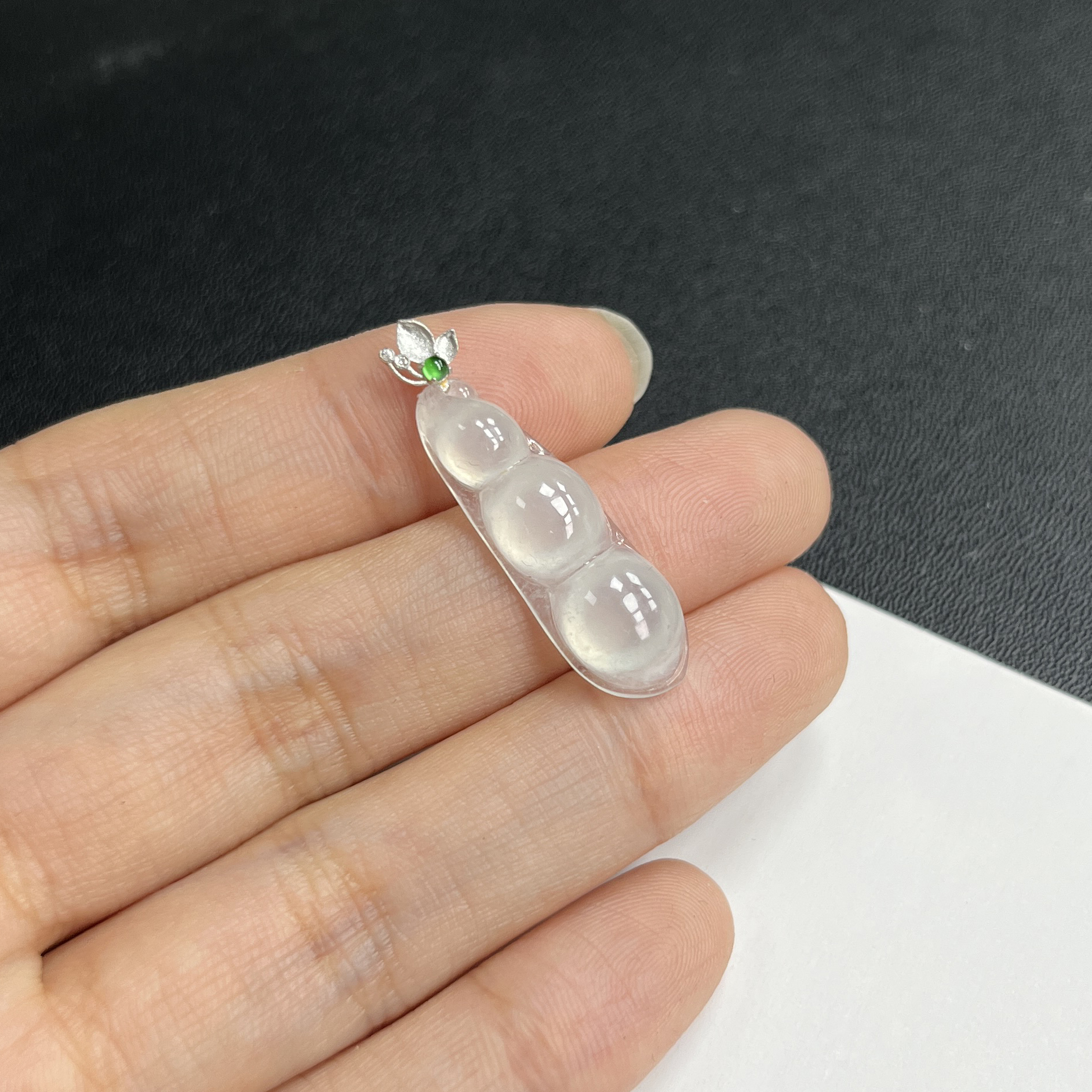 于于珠宝-天然A货缅甸翡翠冰种福豆玉石吊坠尺寸:27.6x9.1x5.3mm