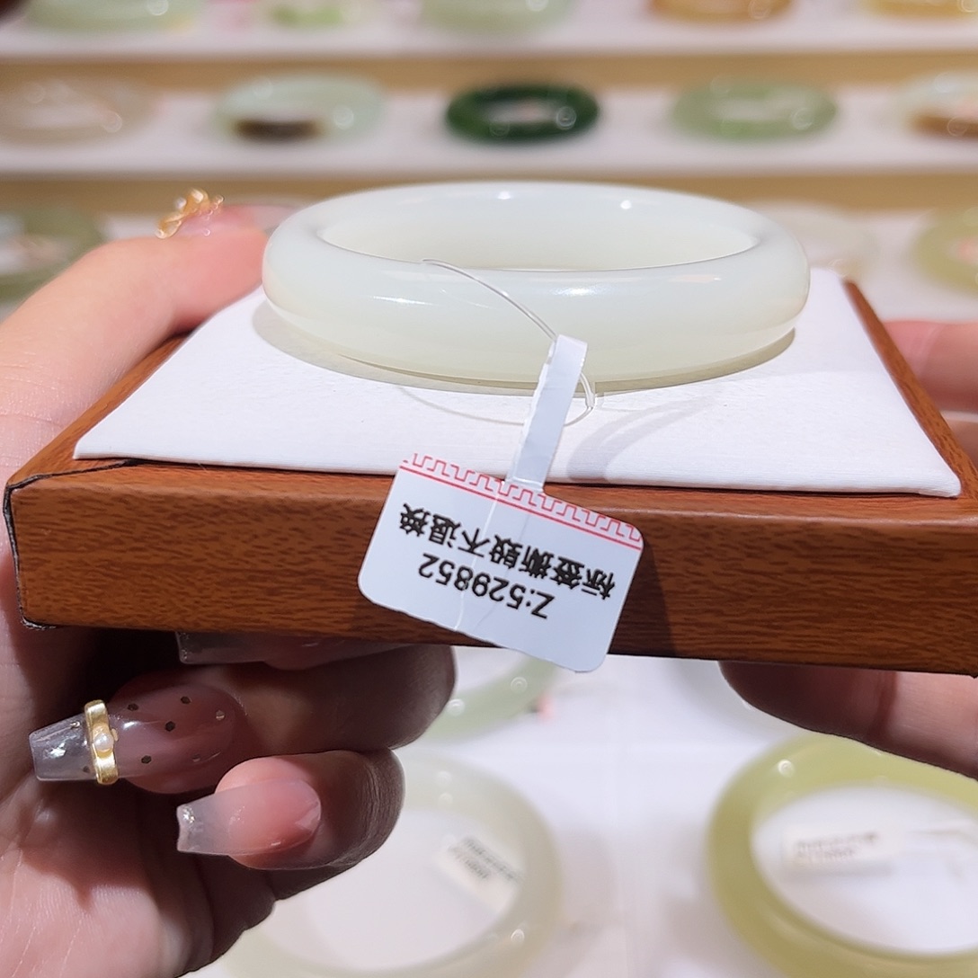 和田玉未镶嵌手镯且末白