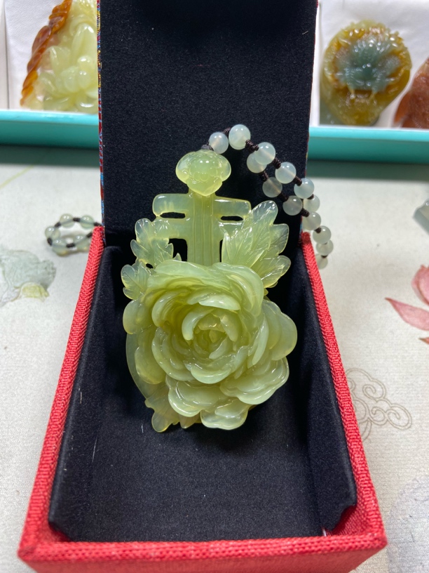 天然岫玉琵琶牡丹花 知音手工雕刻项链颈饰吊坠挂坠玉石