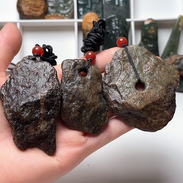 未镶嵌岫岩河磨玉（透闪石质玉）挂件幸***庭