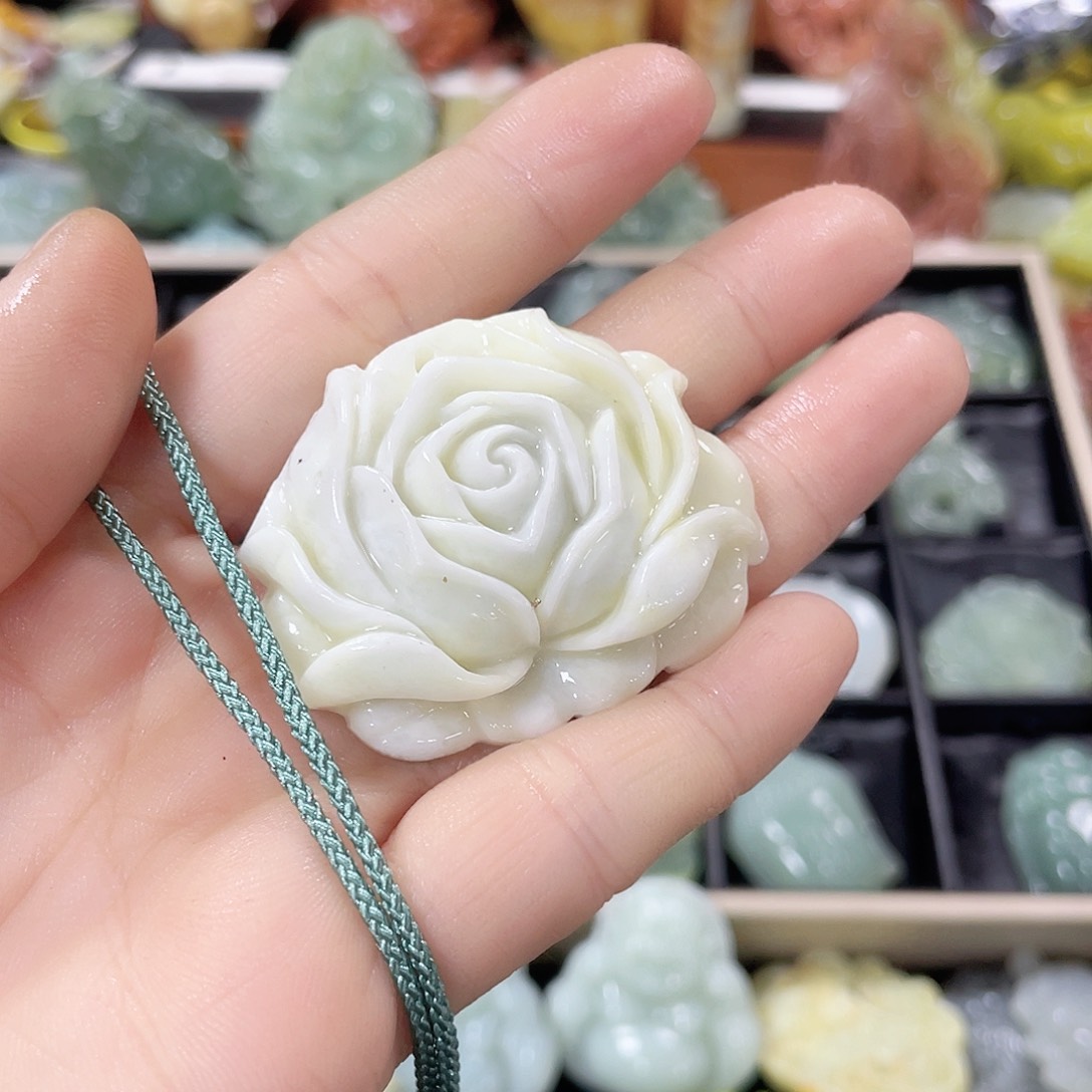 蛇纹石玉未镶嵌颈饰