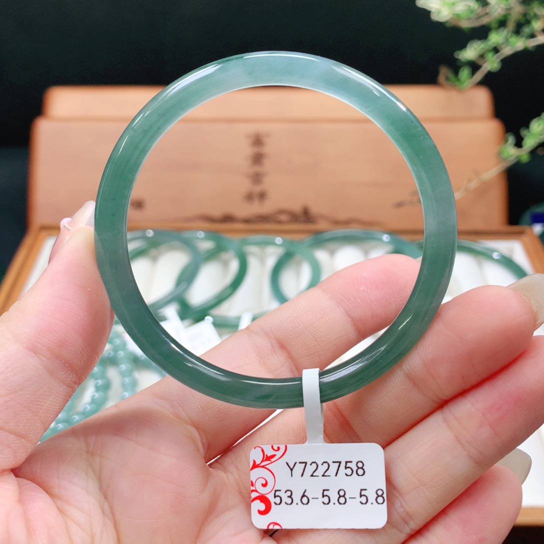 翡翠手镯未镶嵌天然