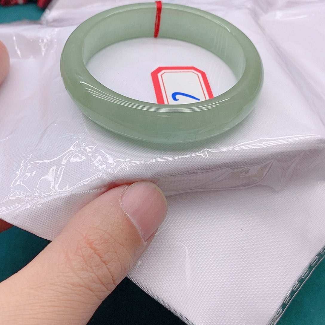 翡翠手镯未镶嵌?***祺0777777777