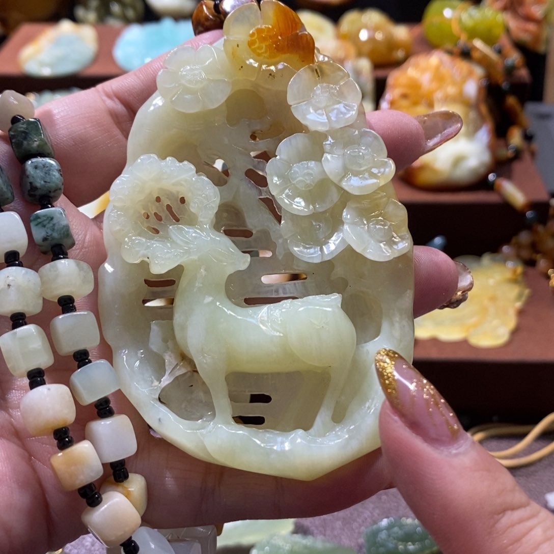 蛇纹石玉颈饰未镶嵌