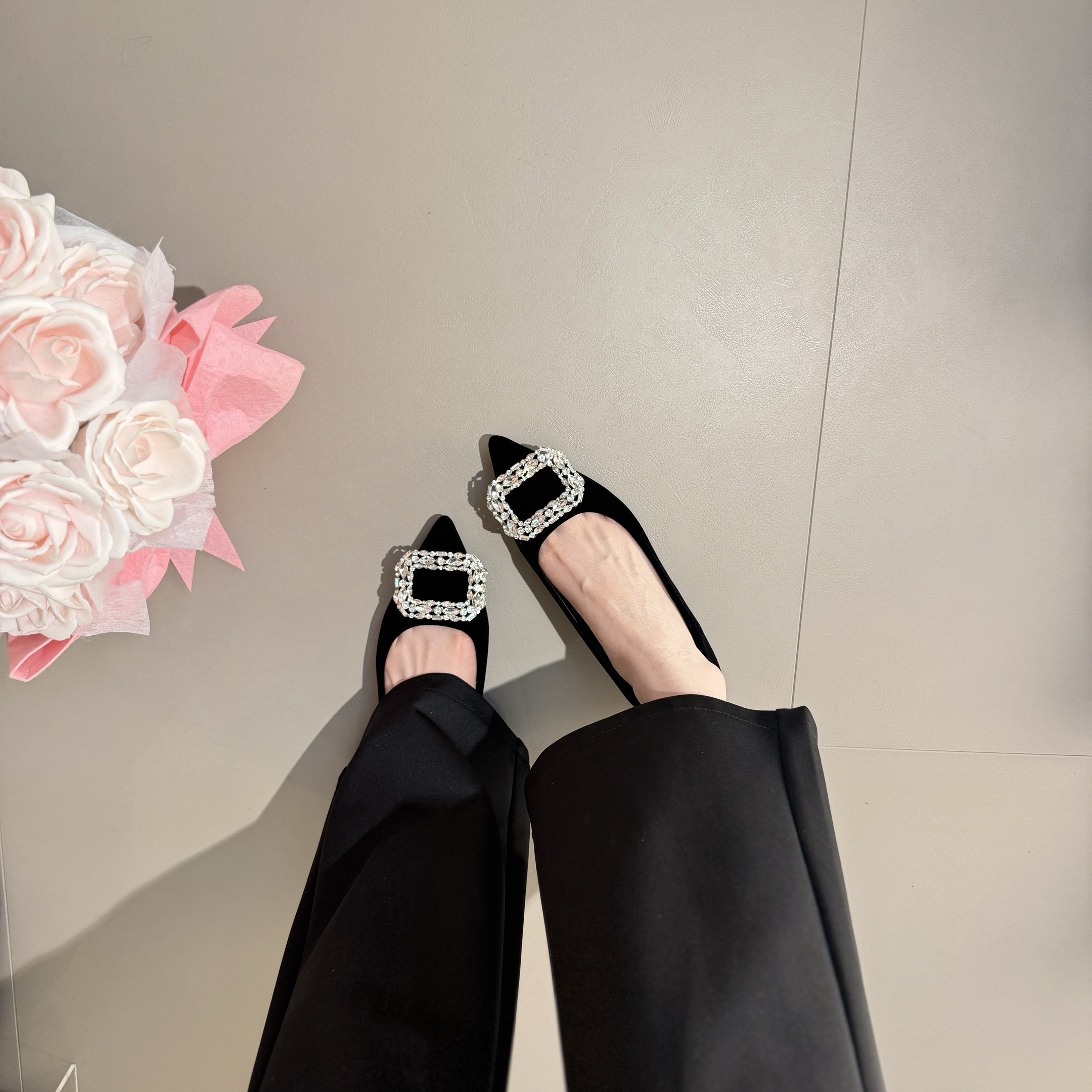 秋冬新款金丝绒水钻低跟浅口法式一脚蹬尖头单鞋方扣女鞋平底黑色