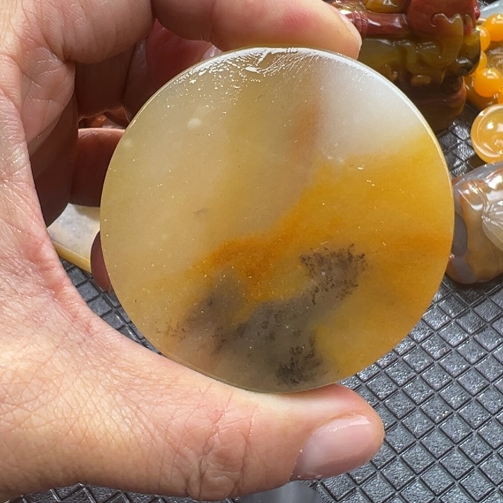 石英质玉（黄龙玉）颈饰未镶嵌