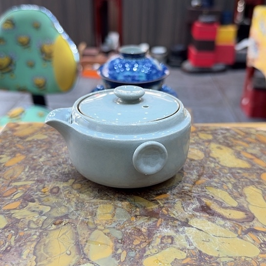 宝瓶壶一个，瓷。。。