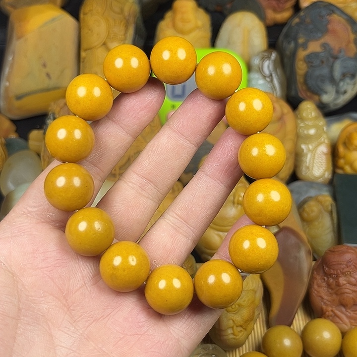 大***海石英质玉未镶嵌颈饰