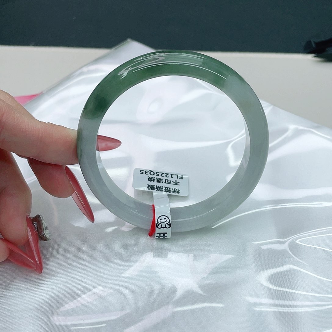 翡翠手镯未镶嵌正57