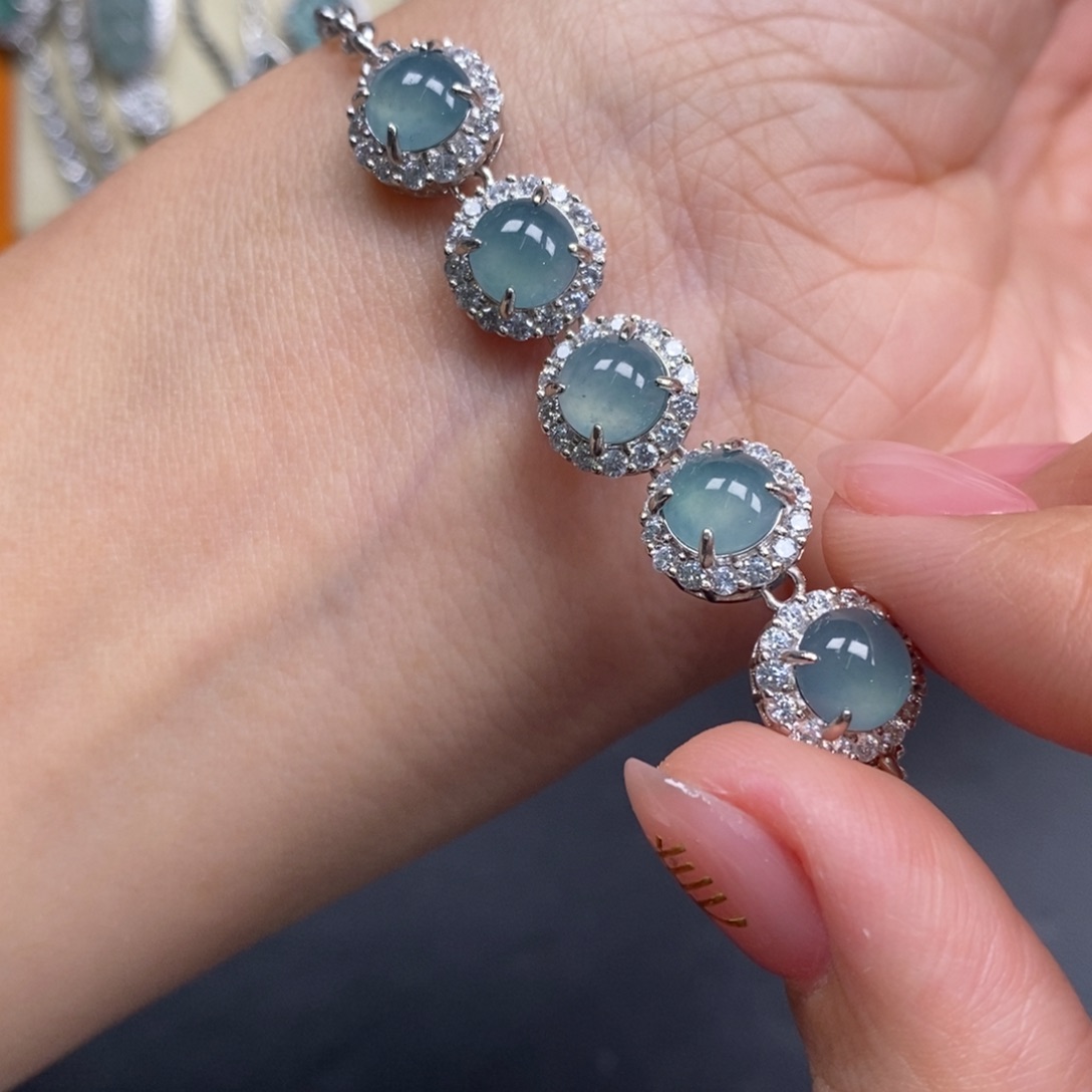 翡翠颈饰未镶嵌翡翠