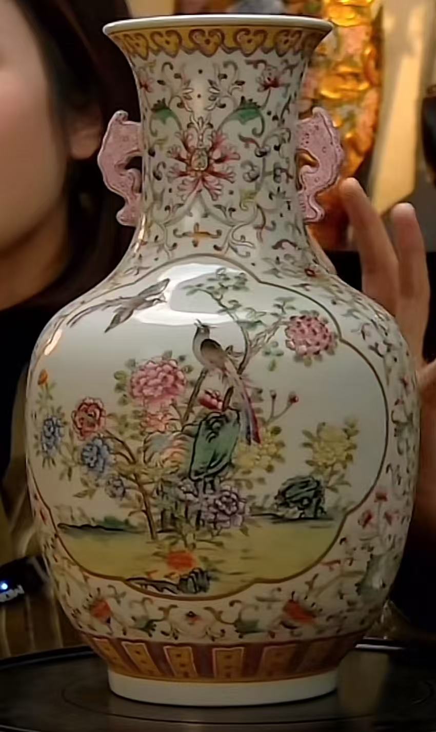 粉彩两面开窗花鸟画片双耳瓶