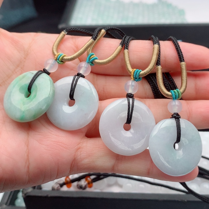 翡翠未镶嵌手链多样性