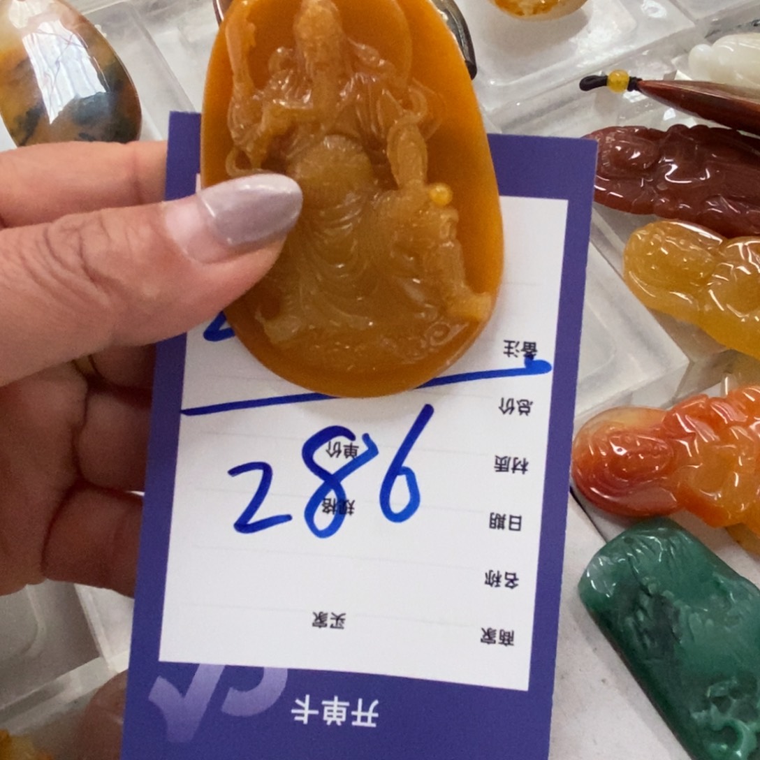 石英质玉（黄龙玉）颈饰合金