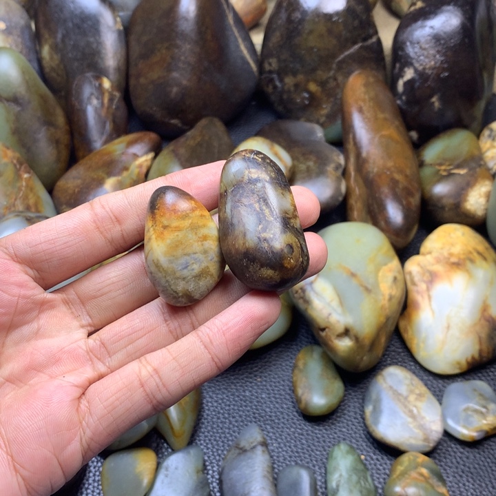 温***玉和田玉未镶嵌颈饰