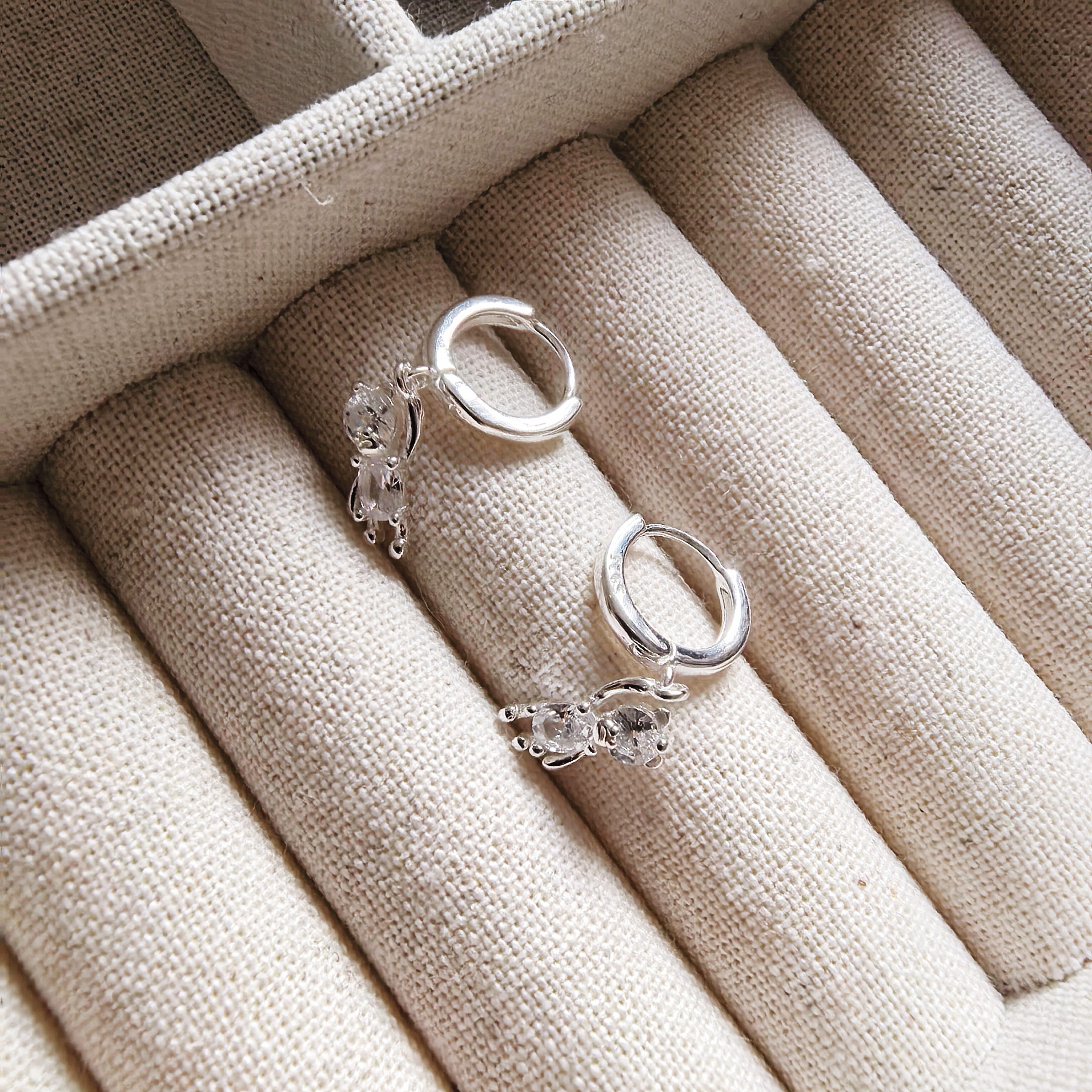 925银合成锆石耳饰 日韩时尚百搭设计感灵动小熊精致银耳饰约8mm