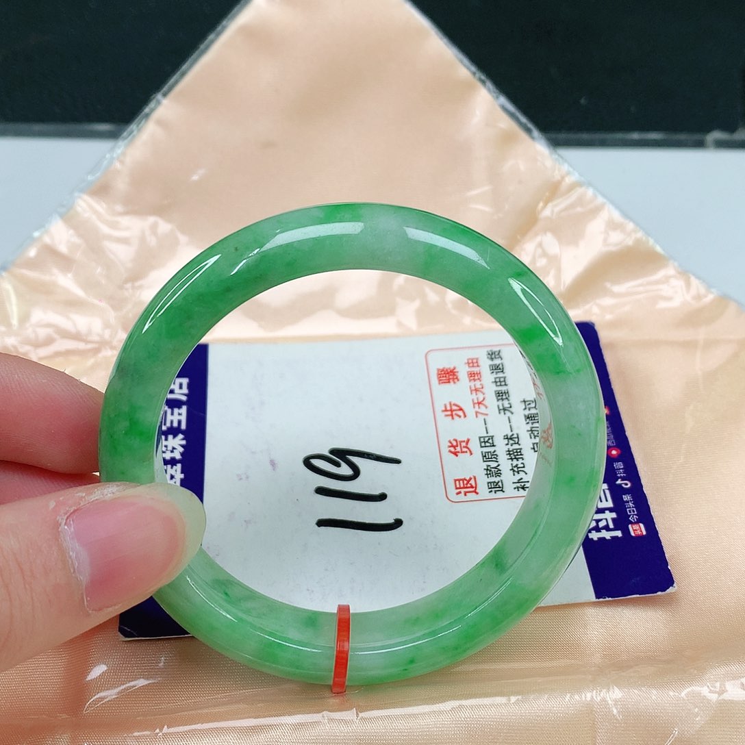 翡翠手镯未镶嵌翡翠