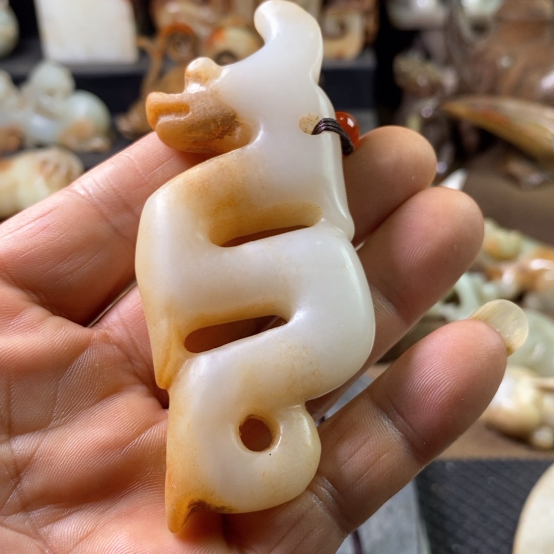 颈饰未镶嵌和田玉（青玉）