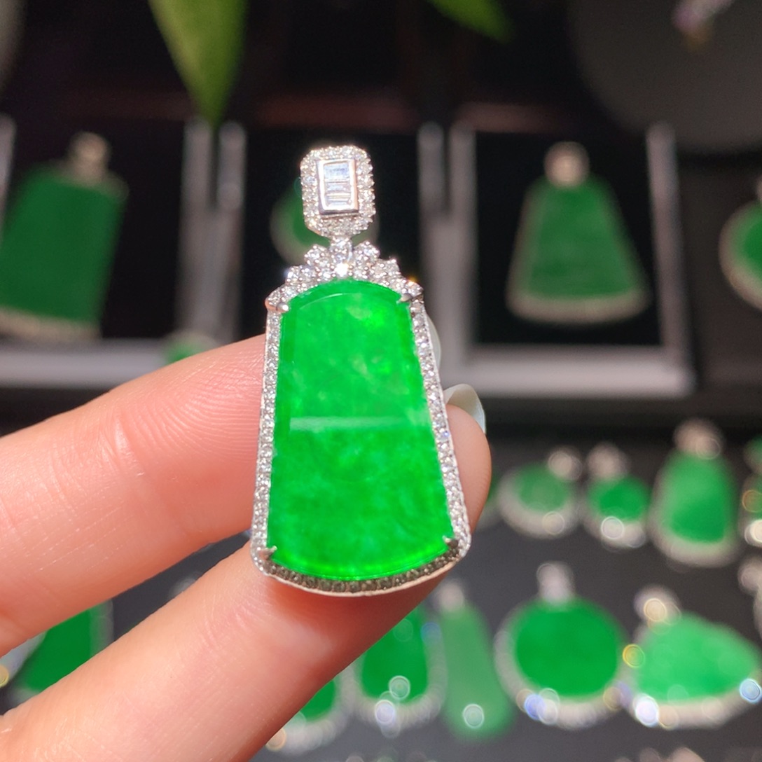 翡翠颈饰18K金镶嵌翡翠