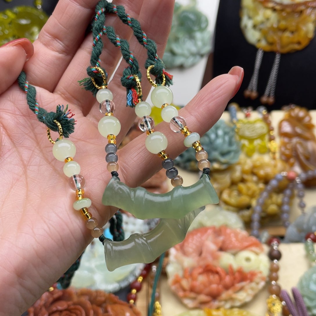 未镶嵌蛇纹石玉颈饰