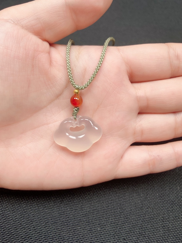 天然玛瑙玉髓吊坠小祥云锁高冰高透配绳多样性发货