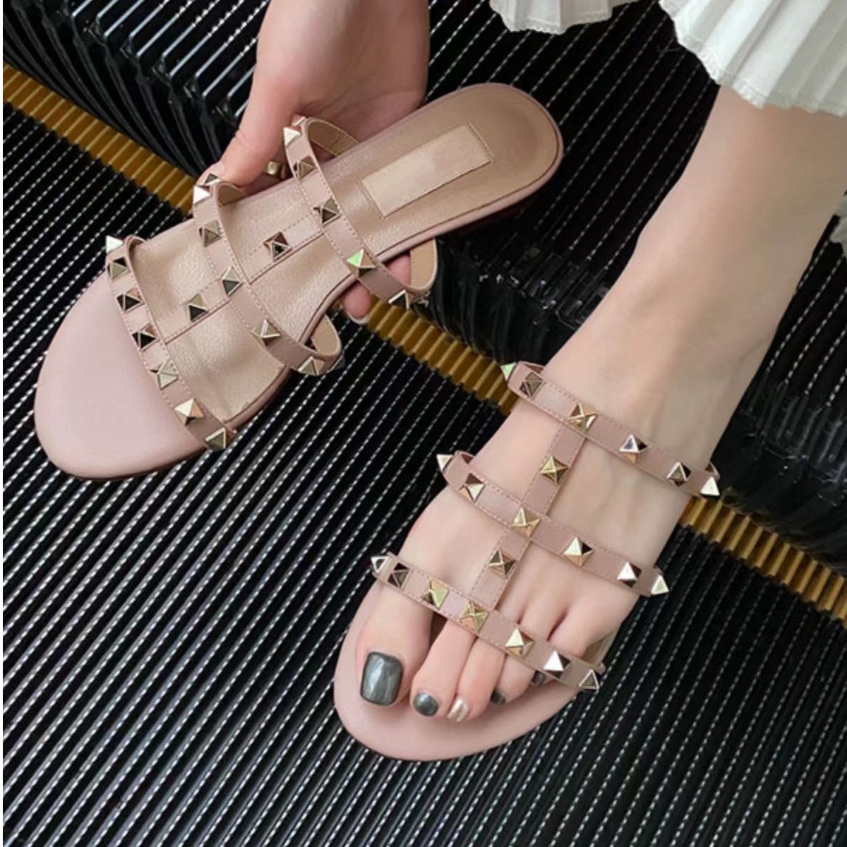 【表弟严选】CL8338 裸色 女士平底凉鞋 时尚露趾铆钉女鞋