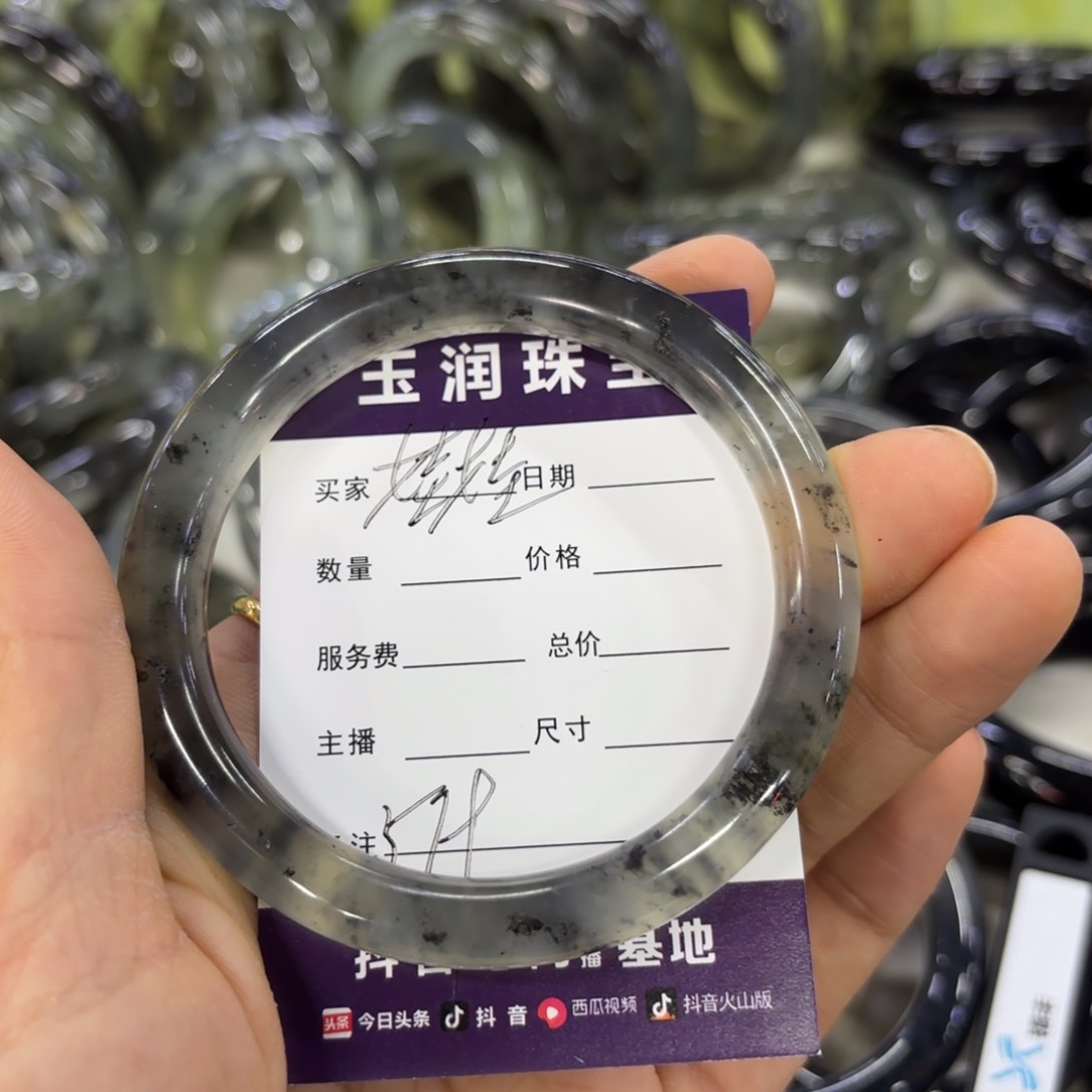 蛇纹石玉未镶嵌手镯娃*