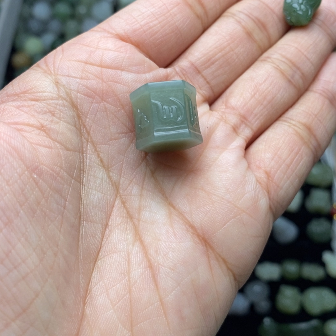 一***念和田玉未镶嵌颈饰