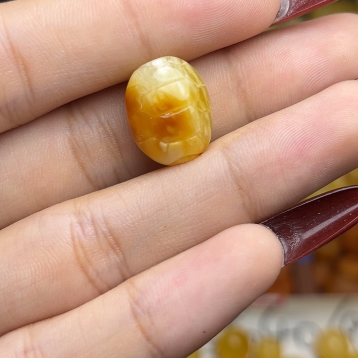 蜜蜡未镶嵌珠宝奇石鸡油黄妖花俏色富甲一方龟背配饰