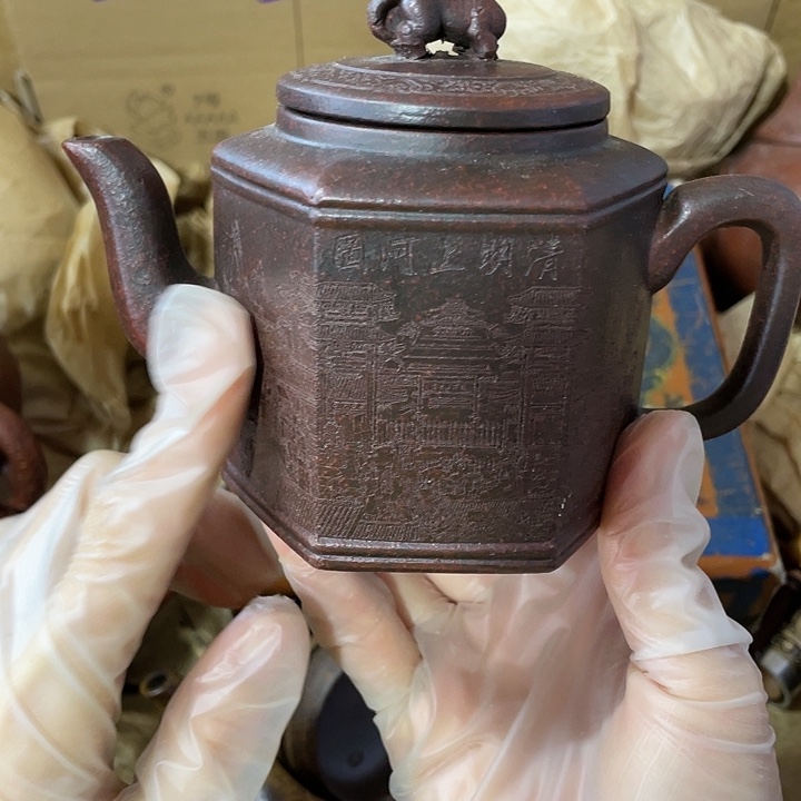 茶壶紫砂矿泥料，手工制作的一把紫砂壶。