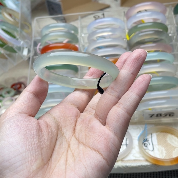 玛瑙/玉髓未镶嵌手镯54圈口有包容
