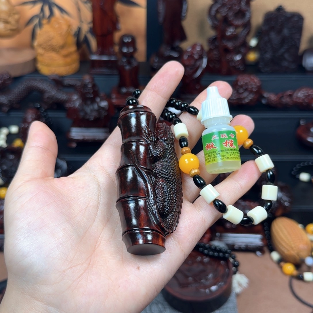 w***.小叶紫檀小蜥蜴手把件