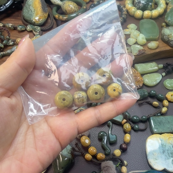 春***姐岫岩河磨玉（透闪石质玉）未镶嵌珠宝半成品