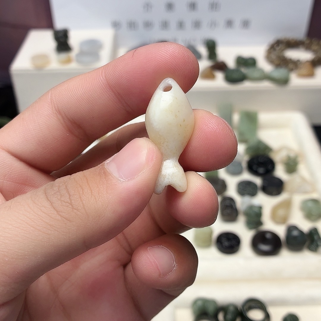 奥***哦和田玉未镶嵌颈饰