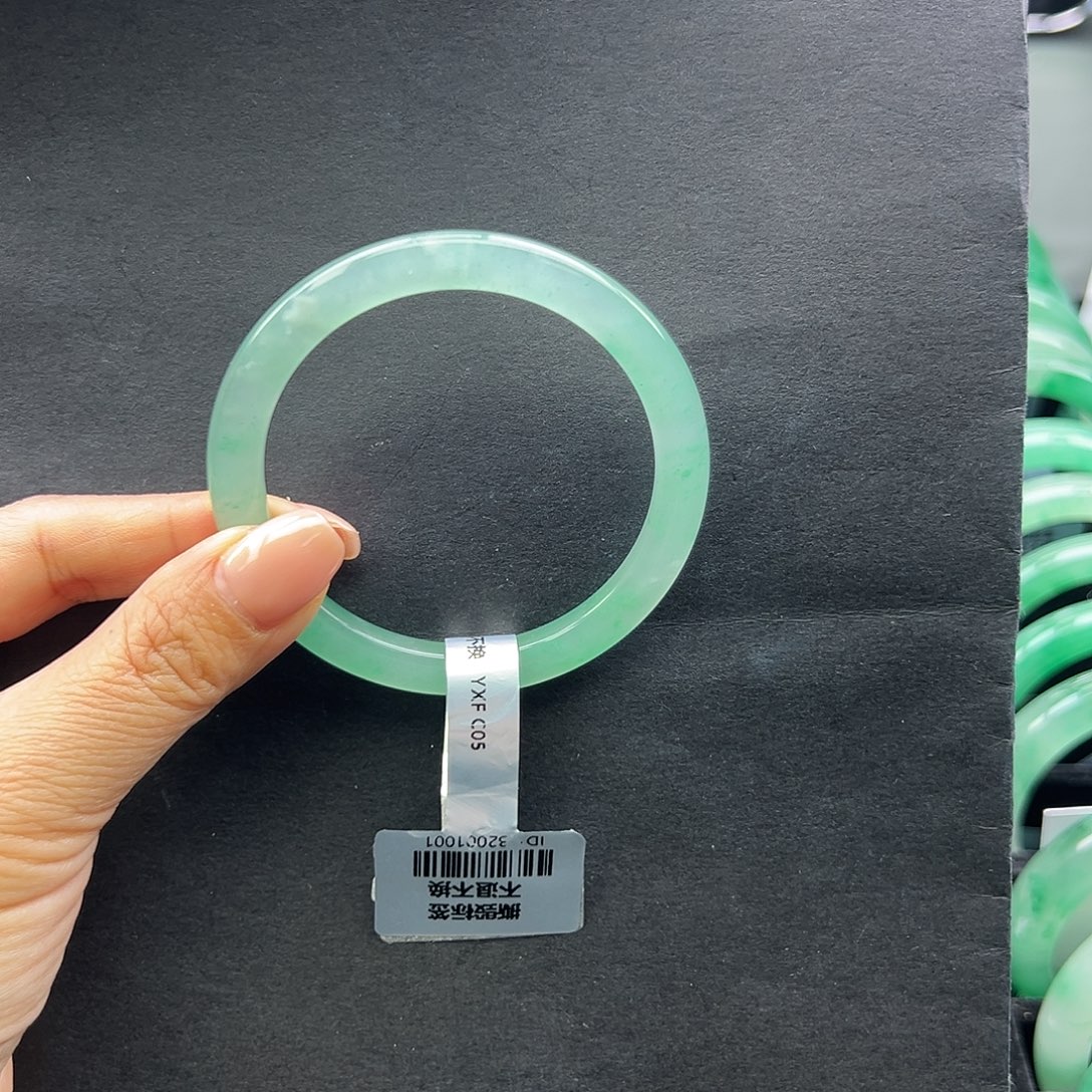 大***微石英质玉（非洲翠）未镶嵌手镯