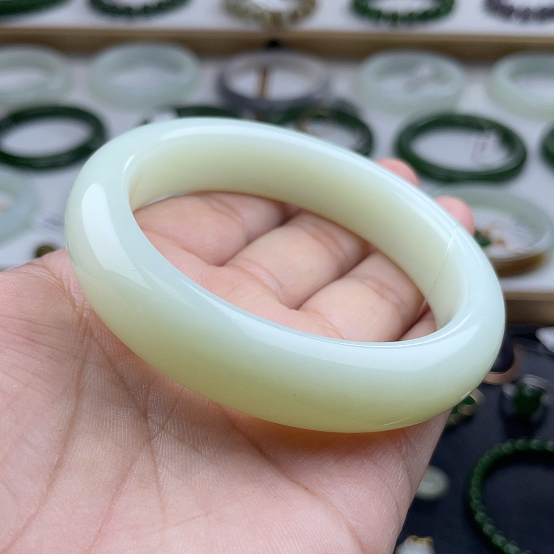 和田玉手镯未镶嵌