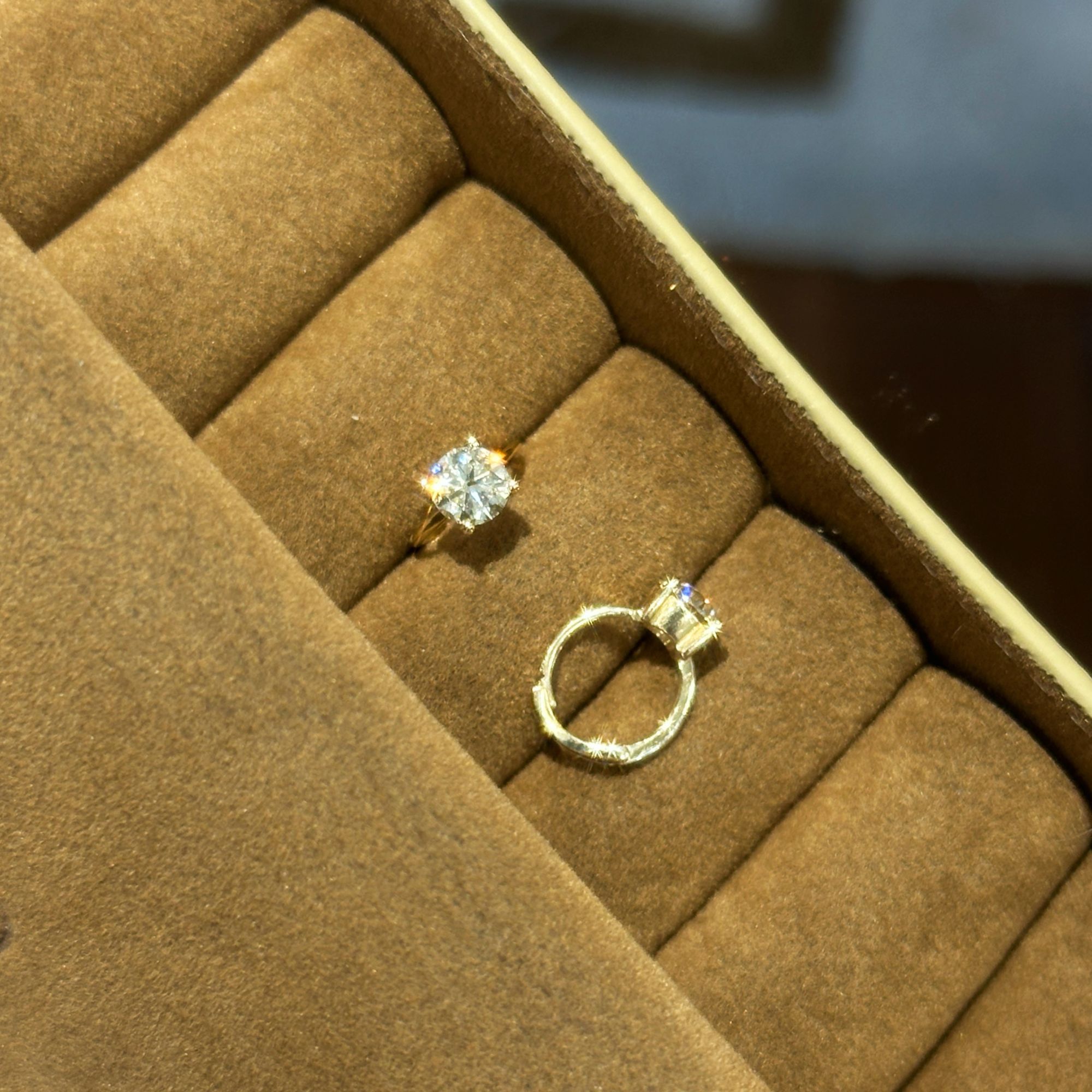 【六言精选3号】18k ZSES01772 克拉四爪耳包k黄s圈