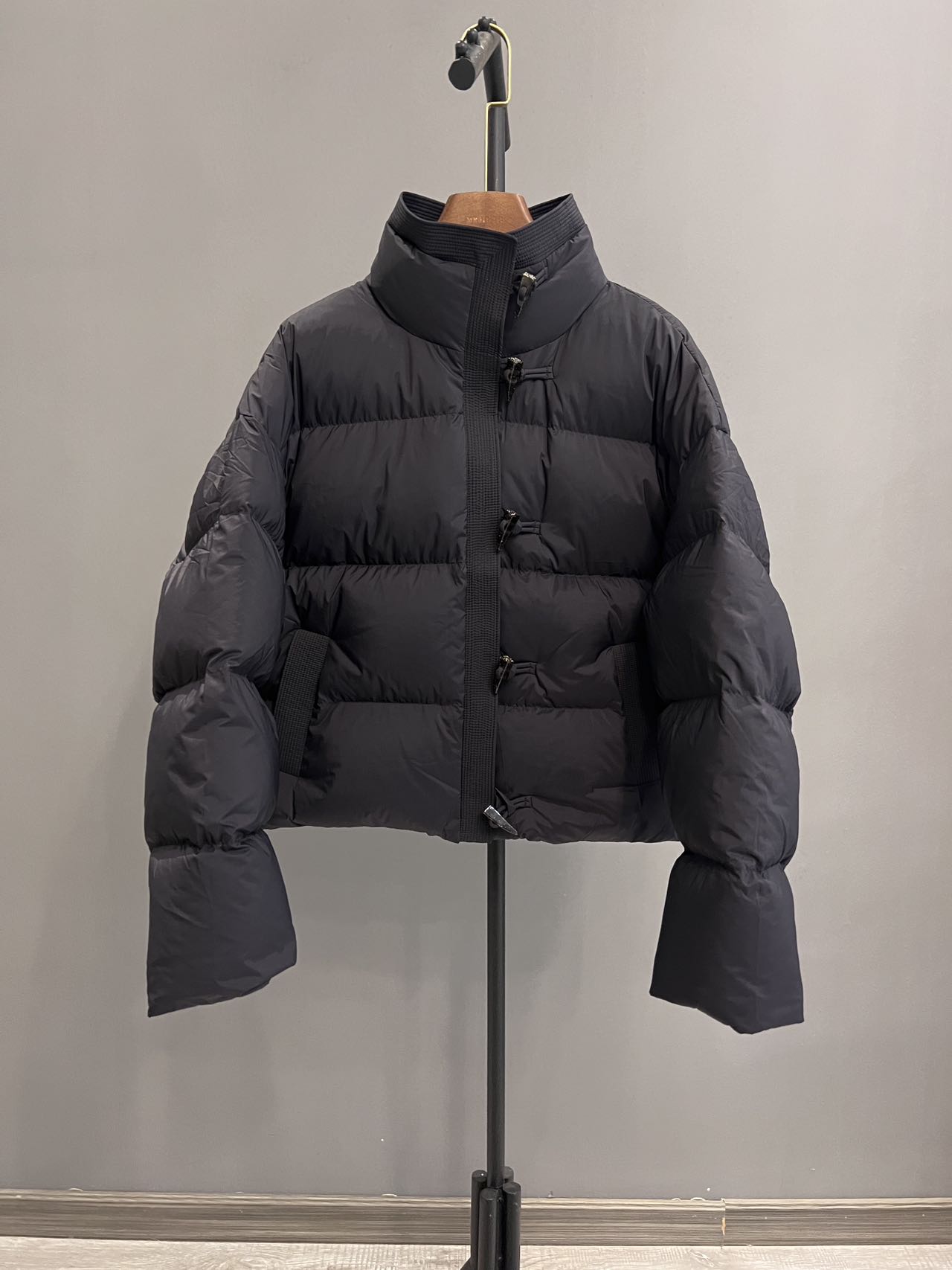 90白鸭绒复古牛角扣设计感休闲羽绒服2326