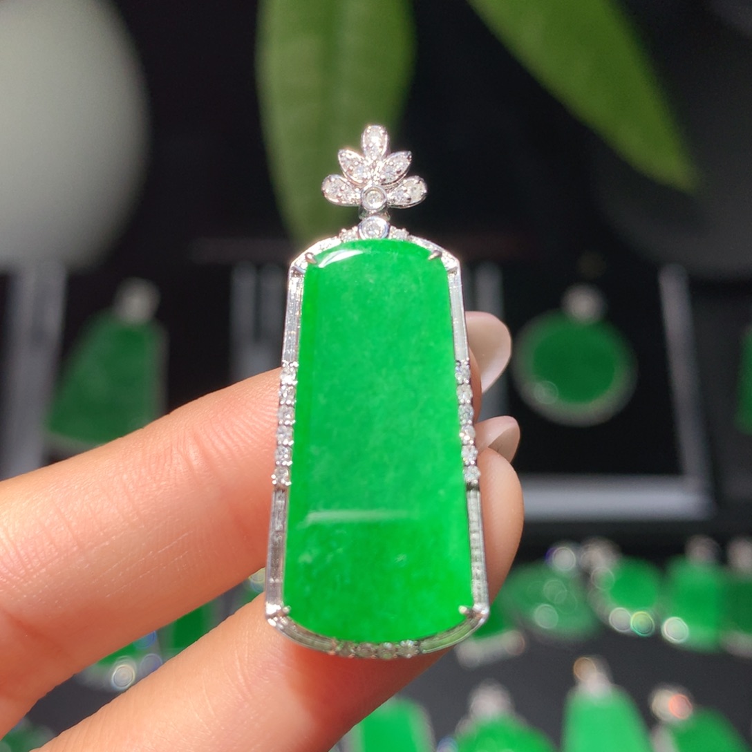 翡翠18K金镶嵌颈饰翡翠