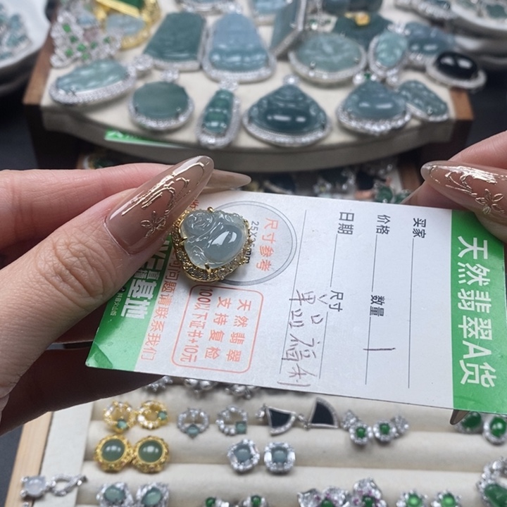 翡翠颈饰未镶嵌翡翠