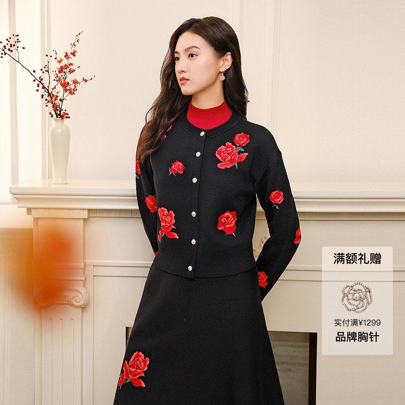 珂莱蒂尔Koradiorr浪漫玫瑰提花针织短款时尚气质修身毛衫