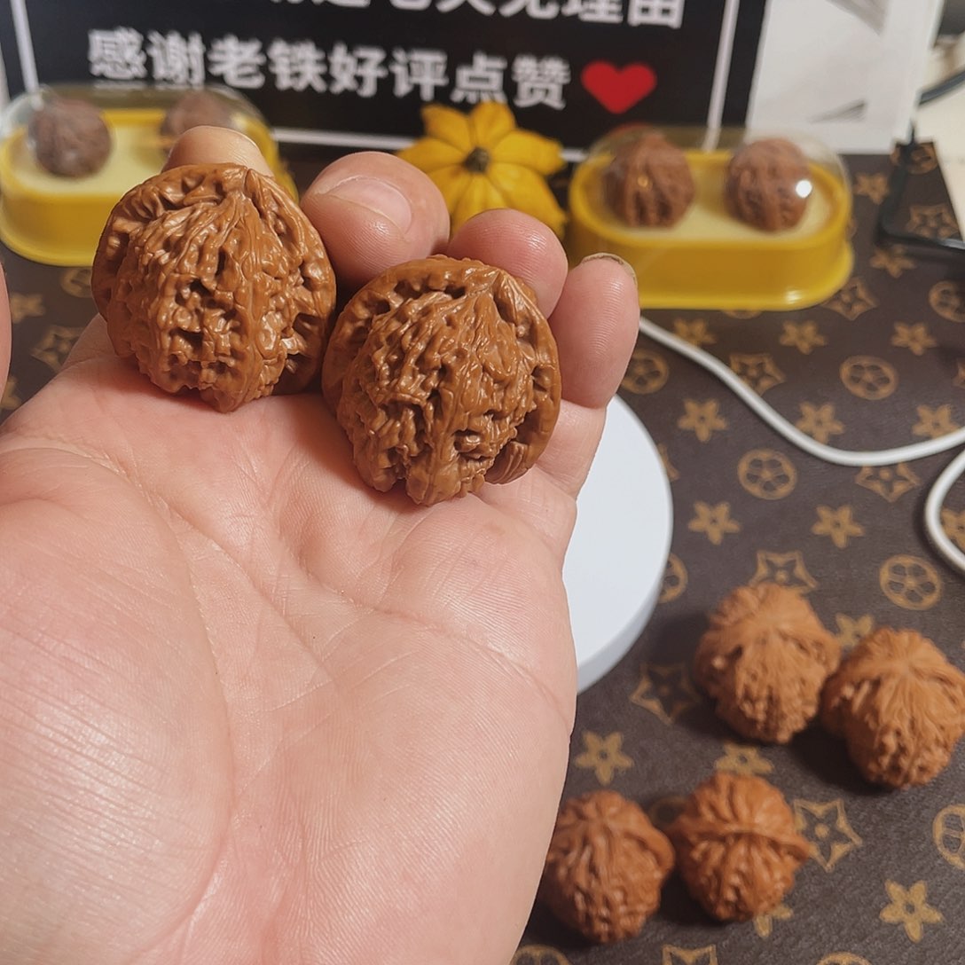 桃核吊坠三角白狮子