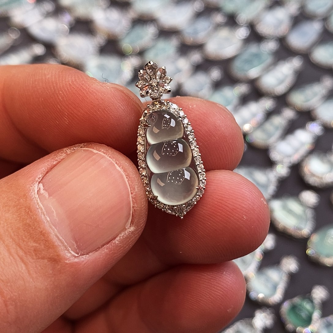 翡翠颈饰18K金镶嵌豆子