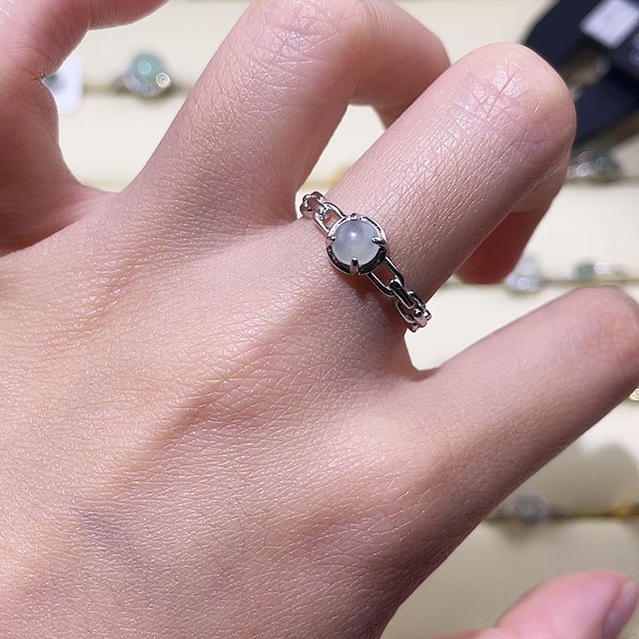 颈饰未镶嵌翡翠戒指