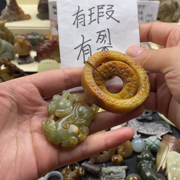 蛇纹石玉颈饰未镶嵌会**猴