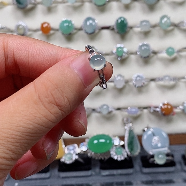 袁***国银S925镶嵌戒指翡翠